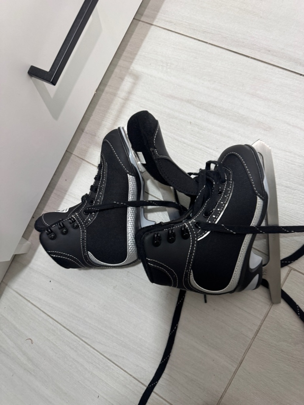 Kids Ice Skates - Classic Supportive Design